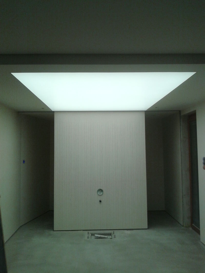Fürdõszobai lámpa álmennyezet világítással, szabályozható fényerõvel, alatta a kád helyével.